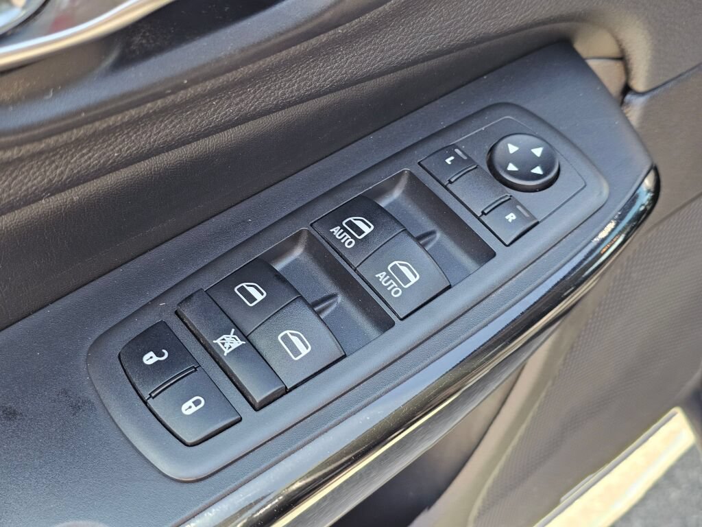 Used 2021 Jeep Cherokee Latitude Plus AWD/4WD image 30