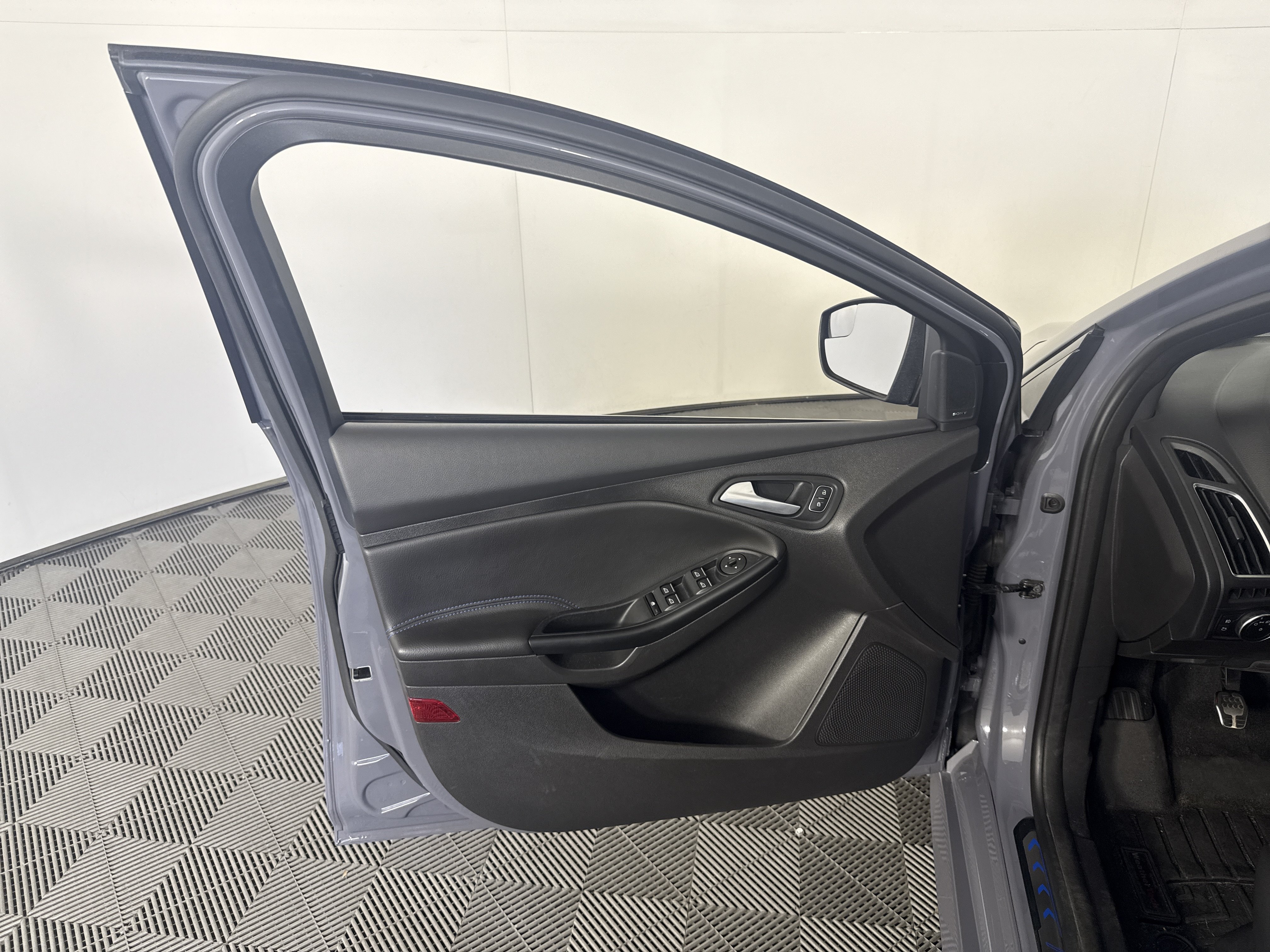 Used 2017 Ford Focus RS AWD/4WD image 15