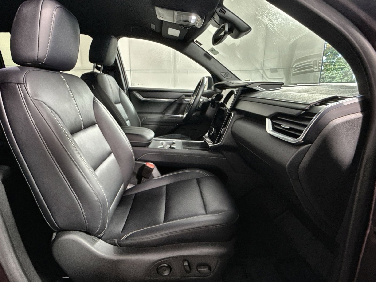 Used 2024 GMC Acadia Elevation image 27