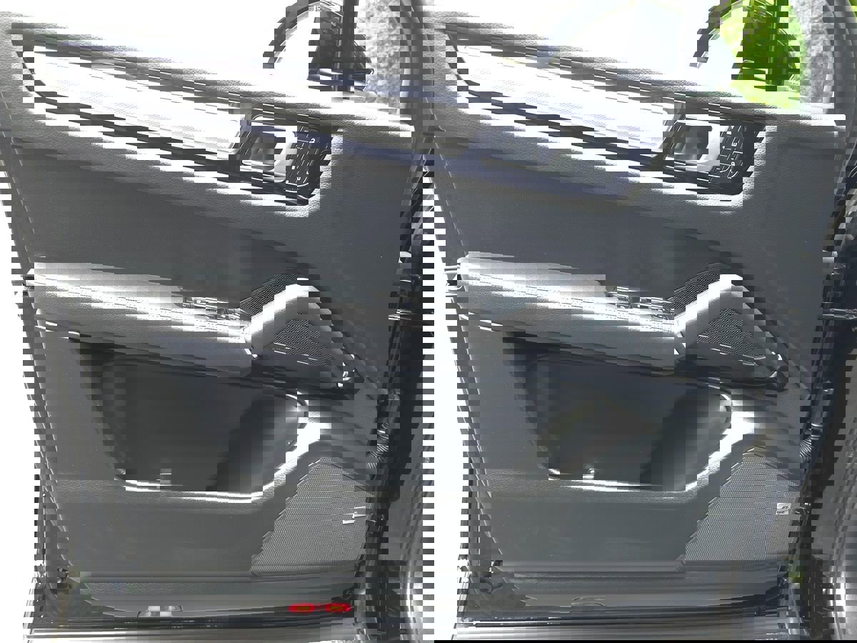 Used 2023 Porsche Cayenne Platinum Edition image 26