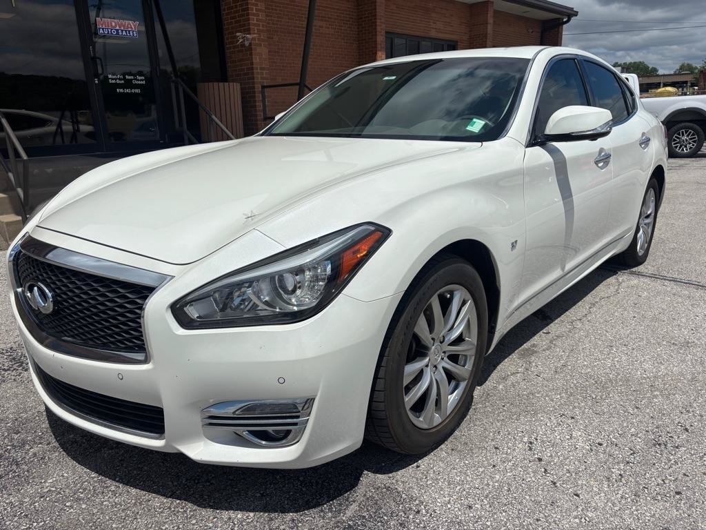 Used 2019 INFINITI Q70 Luxe RWD image 2
