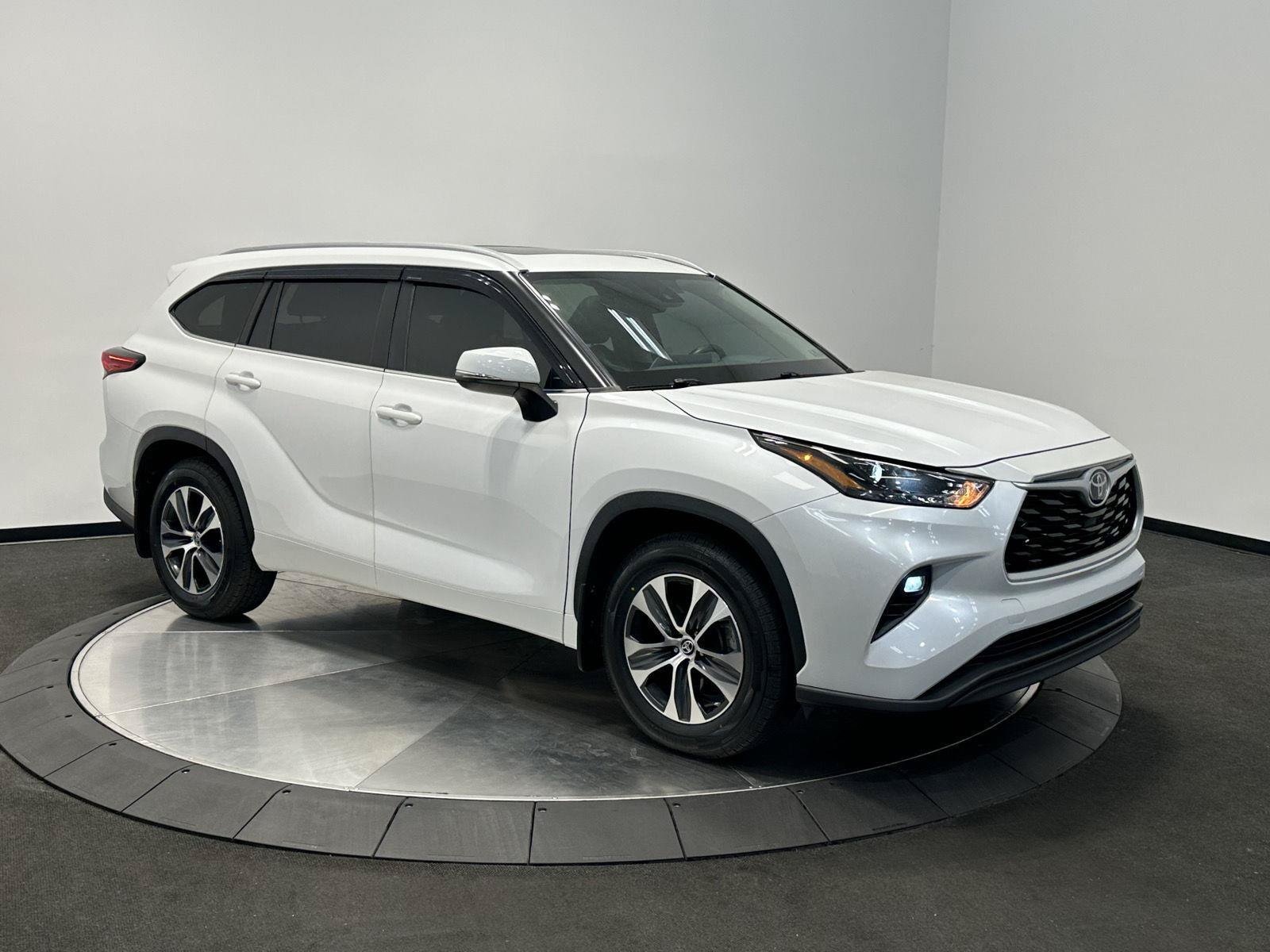Used 2023 Toyota Highlander XLE FWD image 2