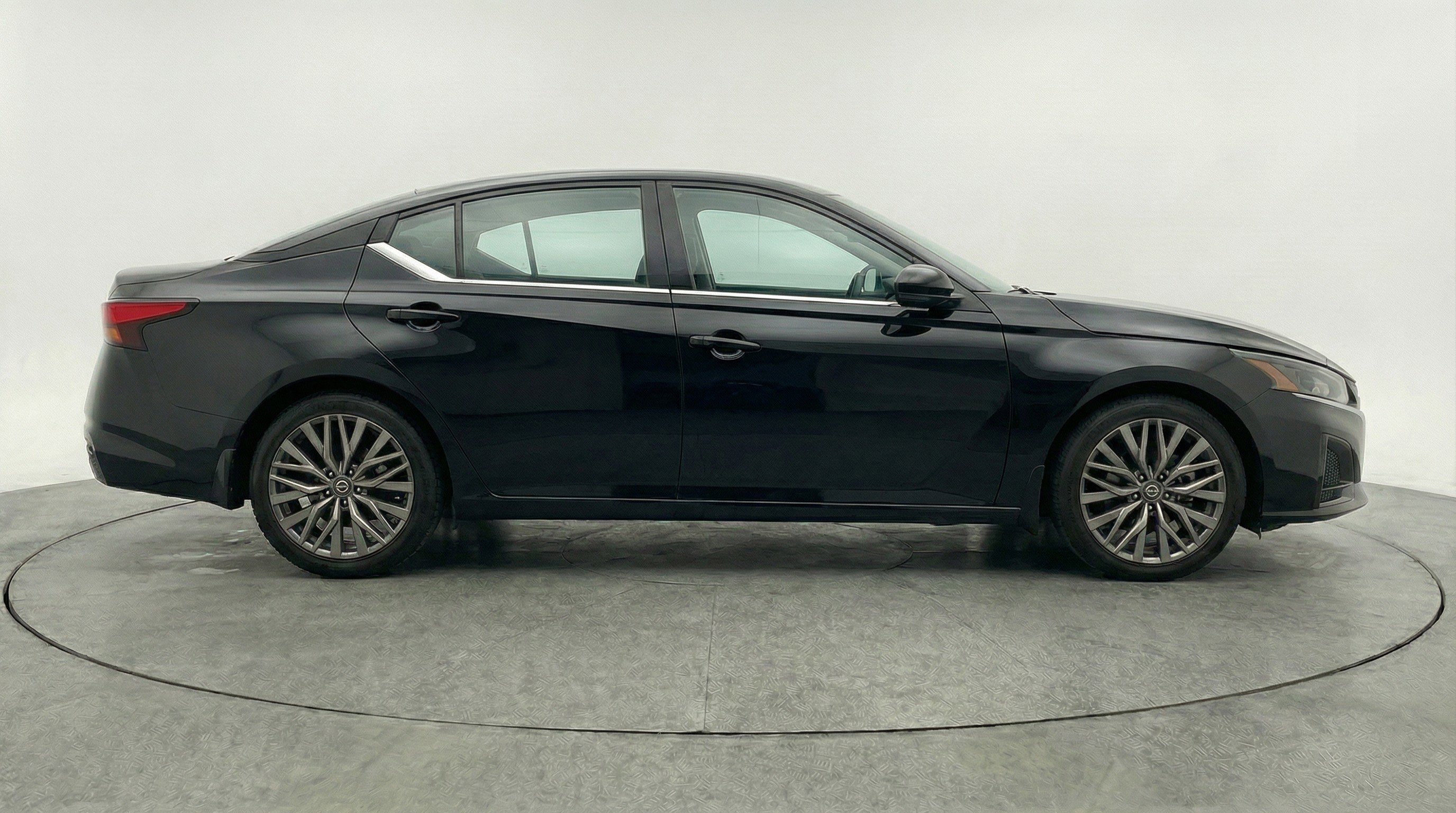 Used 2025 Nissan Altima 2.5 SV image 11