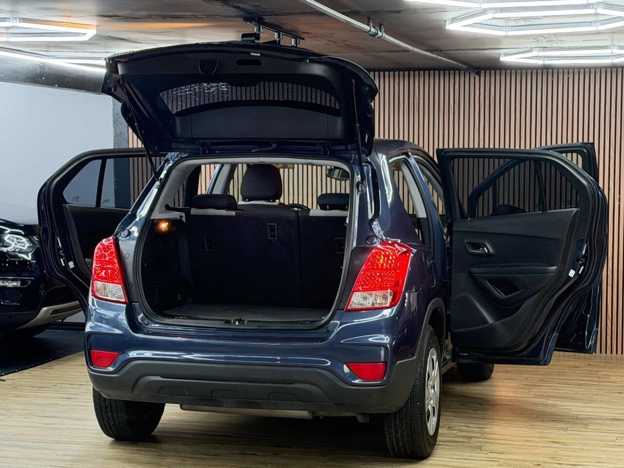 Used 2018 Chevrolet Trax LS w/ LPO, Cargo Package FWD image 7