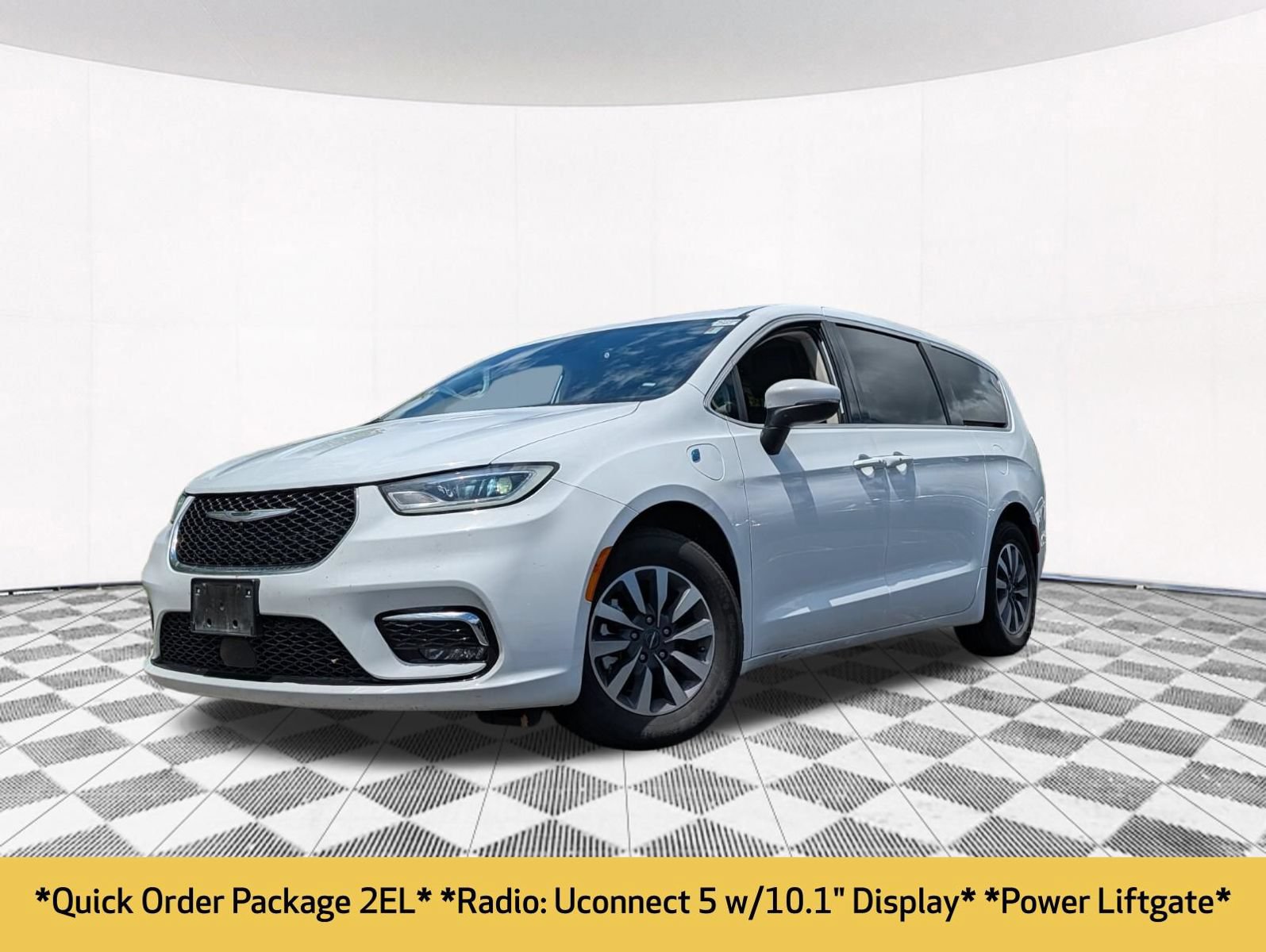 Used 2023 Chrysler Pacifica Touring-L FWD image 2