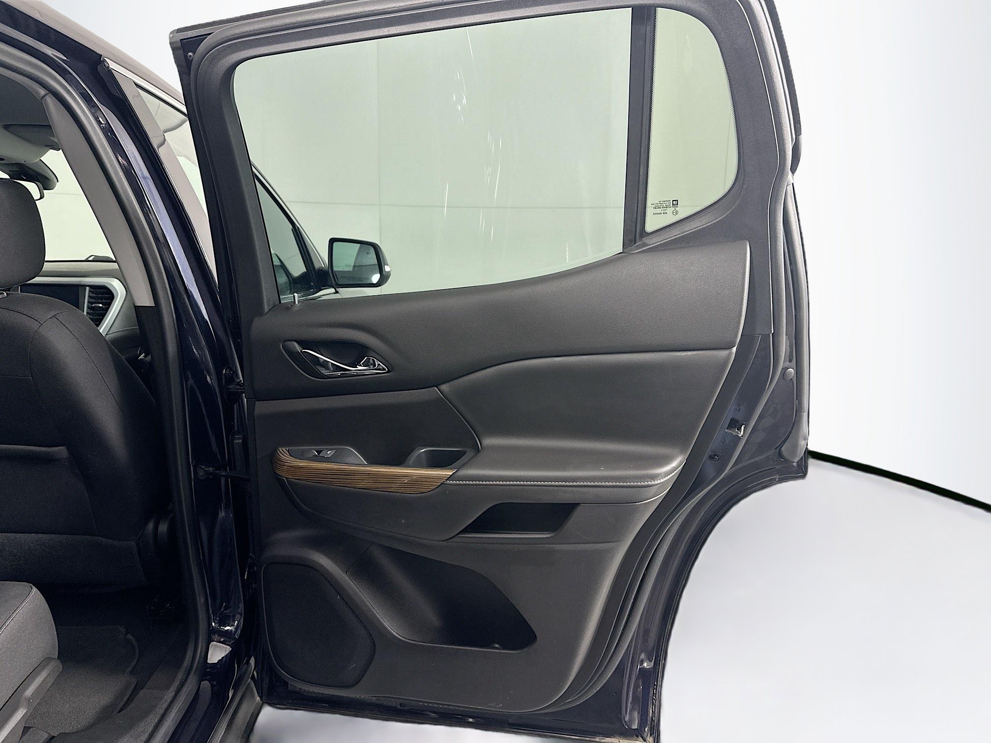 Used 2022 GMC Acadia SLE FWD image 30