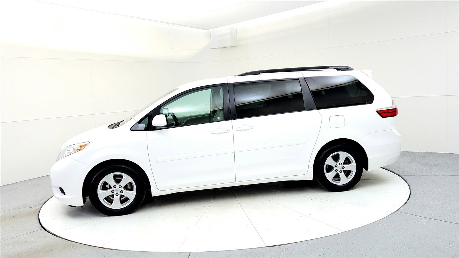 Used 2015 Toyota Sienna LE image 3