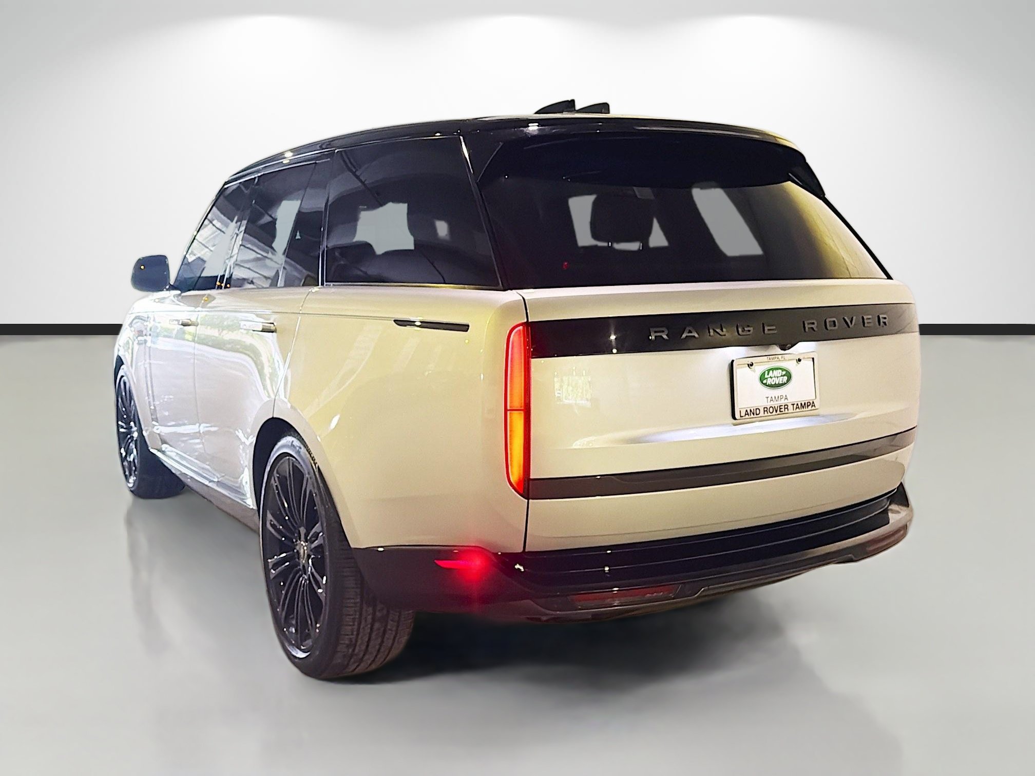Certified 2025 Land Rover Range Rover SE AWD/4WD image 3