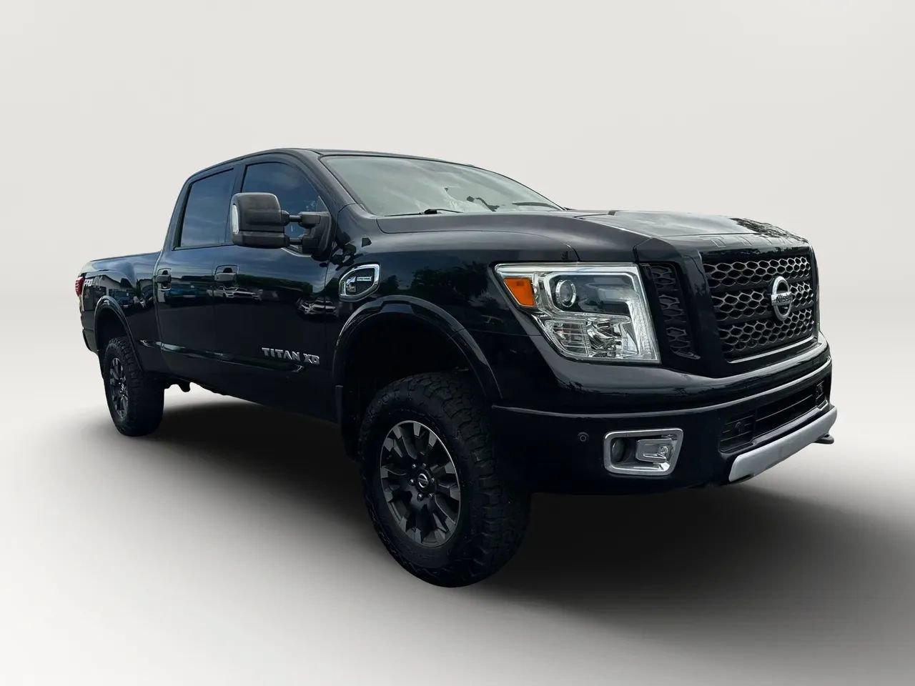 Used 2017 Nissan Titan PRO-4X w/ Pro-4x Convenience Package AWD/4WD image 14