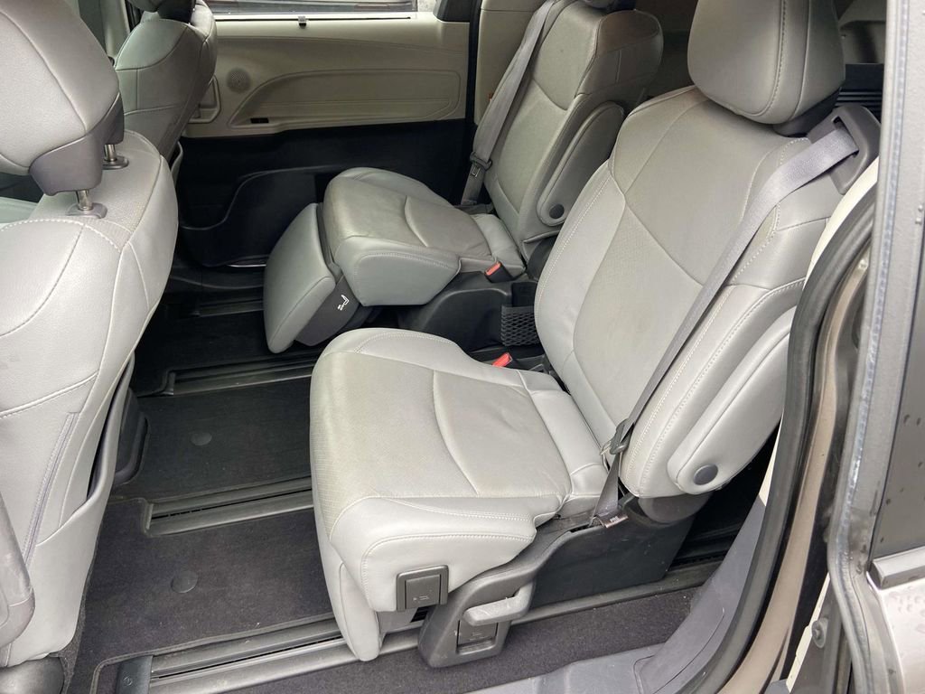 Used 2022 Toyota Sienna Limited image 21