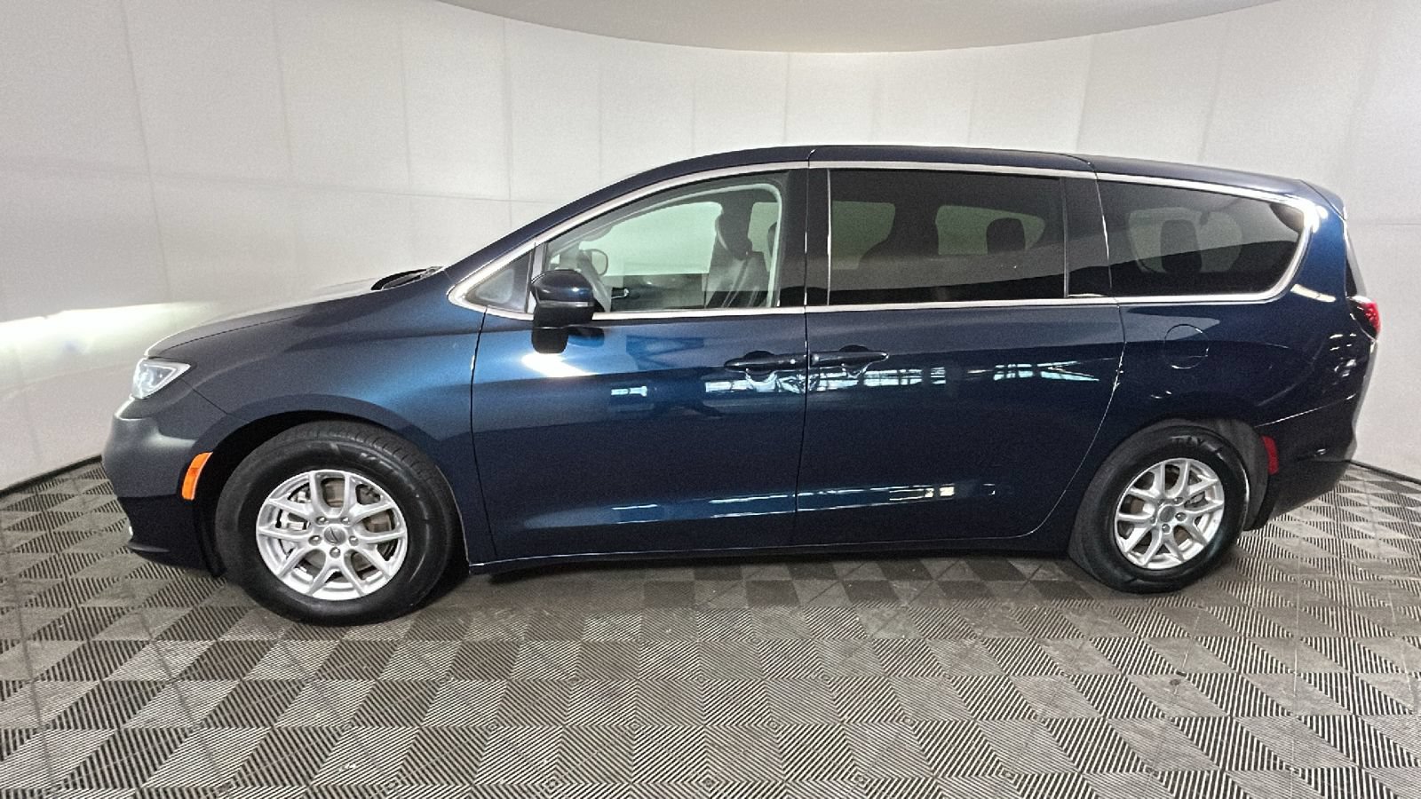 Used 2023 Chrysler Pacifica Touring-L FWD image 6