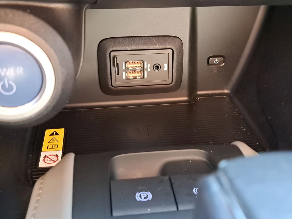 Used 2022 Toyota Venza LE image 25