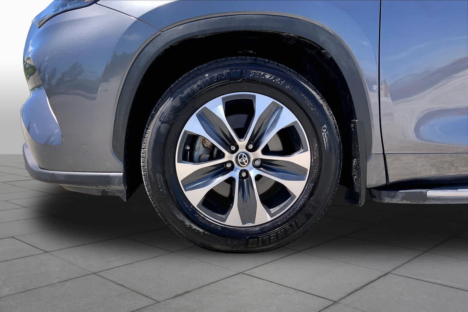 Used 2024 Toyota Highlander XLE FWD image 11