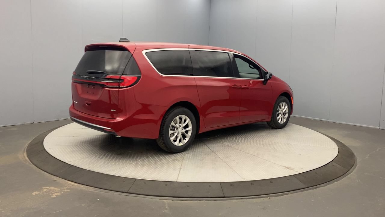 New 2027 Chrysler Pacifica Select w/ Family Tech Group AWD/4WD image 5