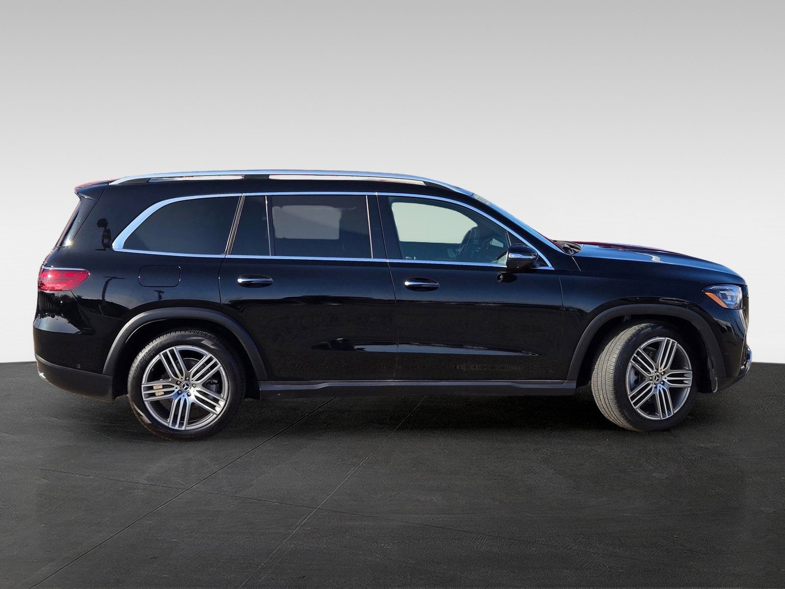 Used 2024 Mercedes-Benz GLS 450 4MATIC image 4