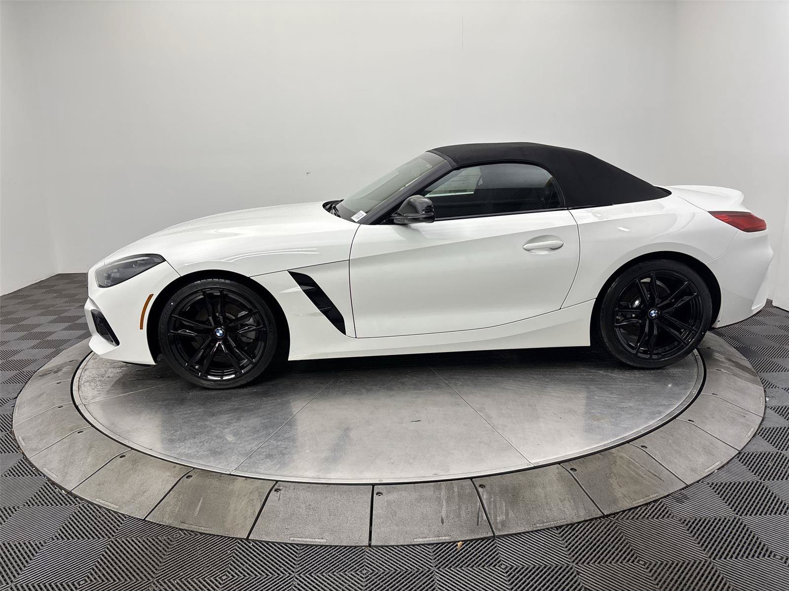 New 2026 BMW Z4 sDrive30i w/ Shadowloine Package RWD image 16