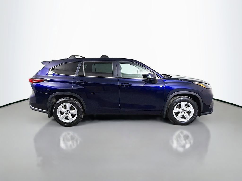 Used 2023 Toyota Highlander LE image 5