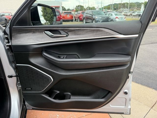 Used 2022 Jeep Grand Cherokee L Limited image 25