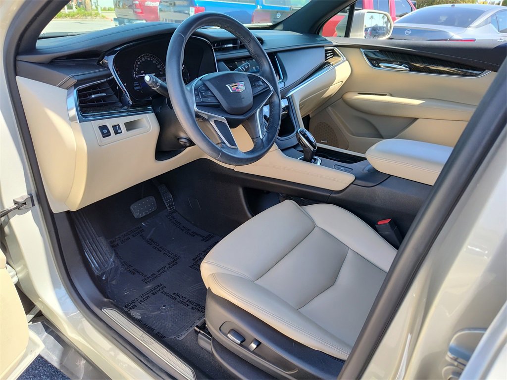 Used 2017 Cadillac XT5 FWD image 2