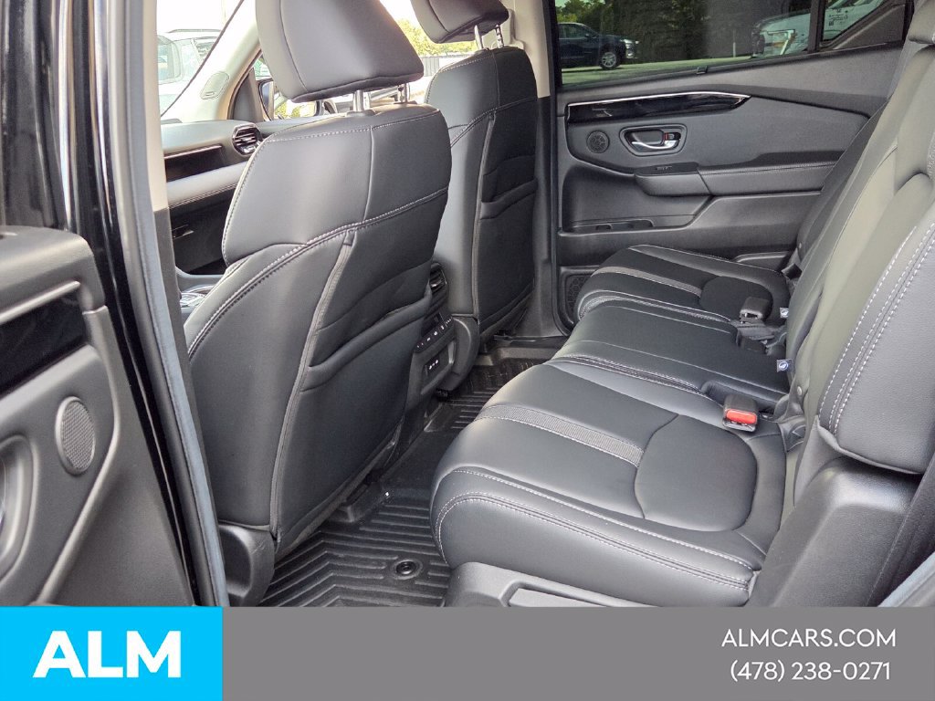Used 2025 Honda Pilot Touring image 7