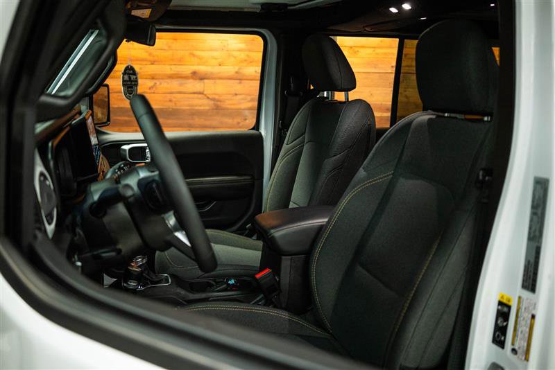 Used 2025 Jeep Wrangler Unlimited Sahara AWD/4WD image 9