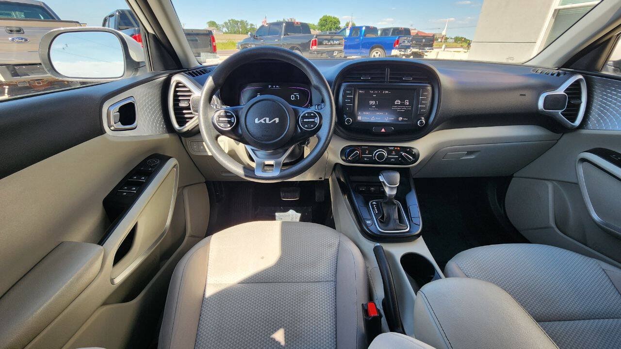Used 2023 Kia Soul LX w/ LX Technology Package FWD image 12