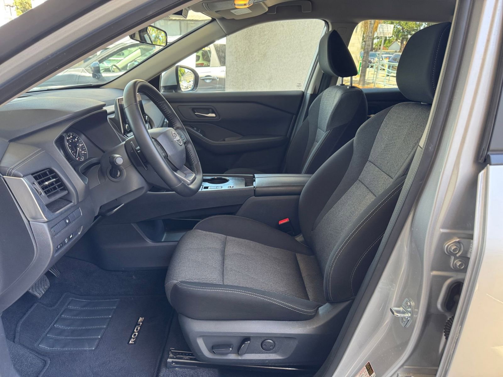 Used 2025 Nissan Rogue SV FWD image 29