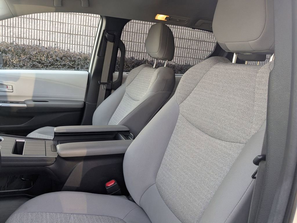 Used 2025 Toyota Sienna LE image 22
