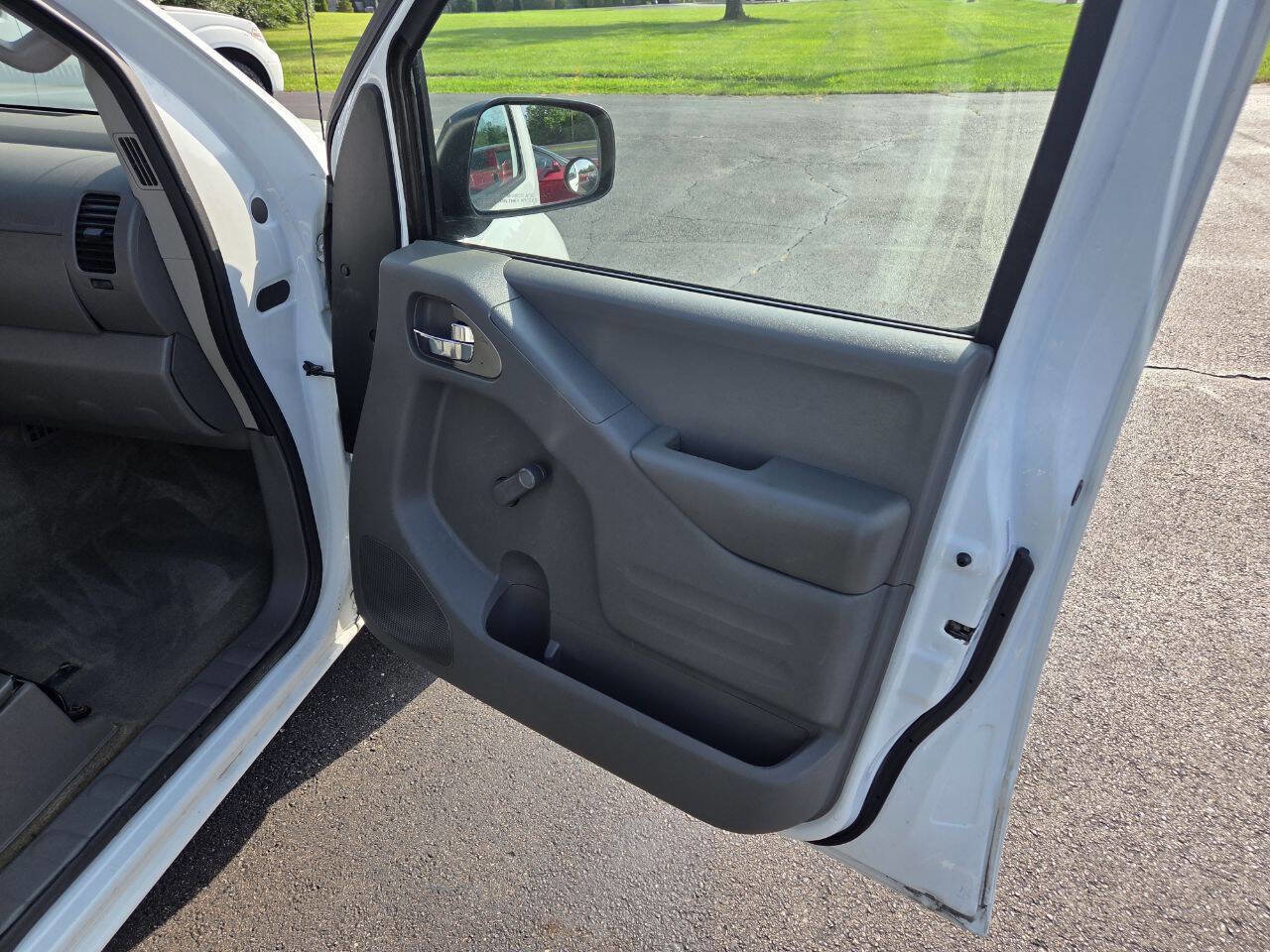 Used 2015 Nissan Frontier S RWD image 17