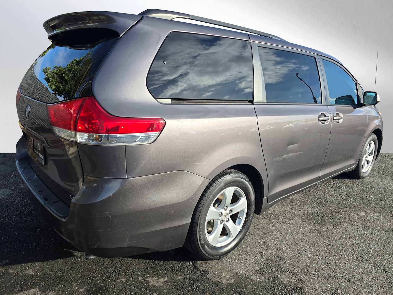 Used 2012 Toyota Sienna LE image 3