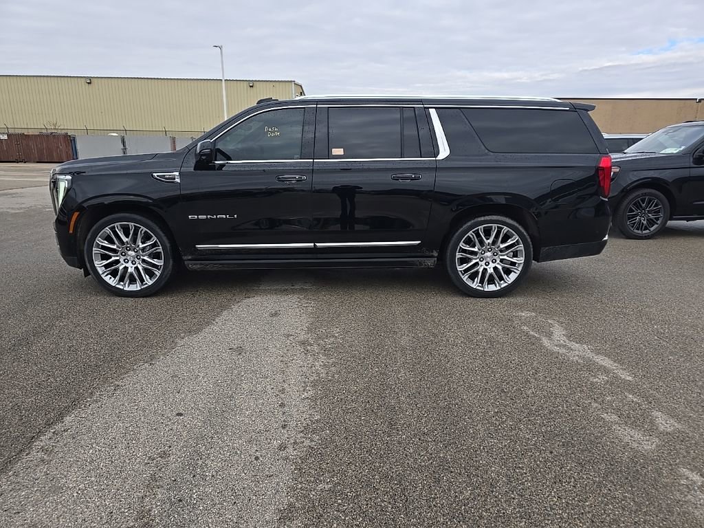 Used 2025 GMC Yukon XL Denali w/ Denali Reserve Package image 3