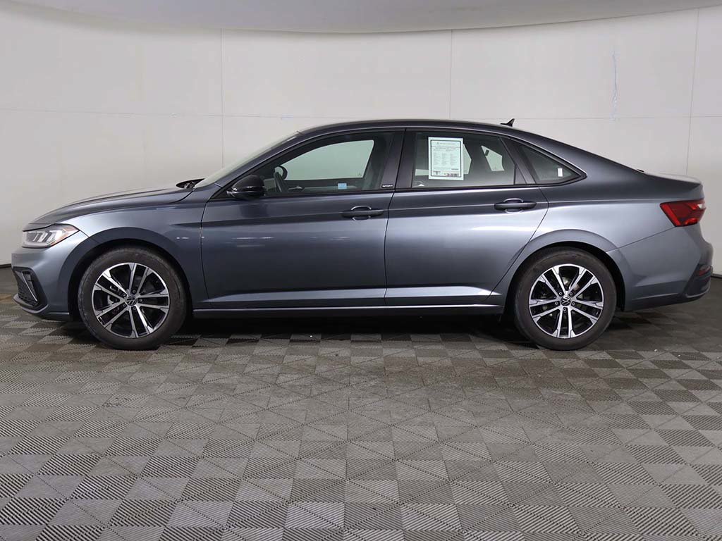 Used 2025 Volkswagen Jetta Sport FWD image 17