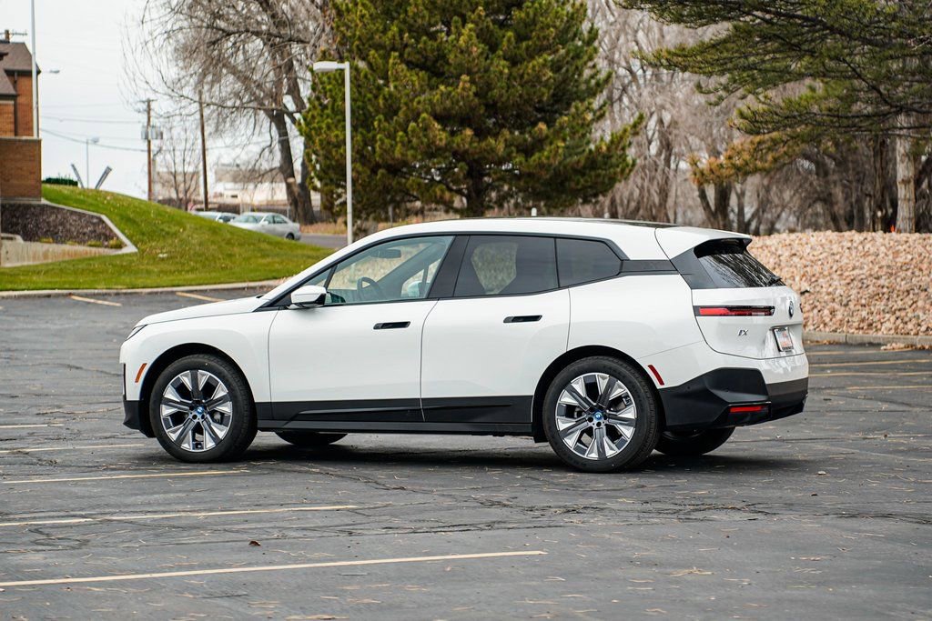 Used 2025 BMW iX xDrive50 image 7