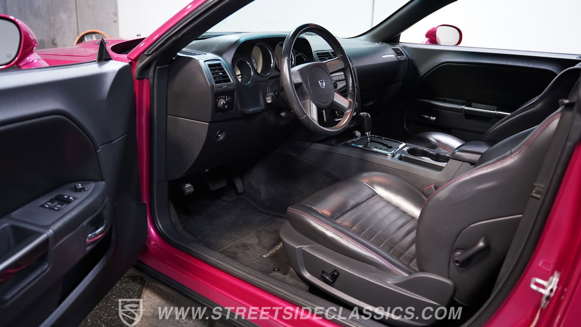 Used 2010 Dodge Challenger R/T RWD image 4