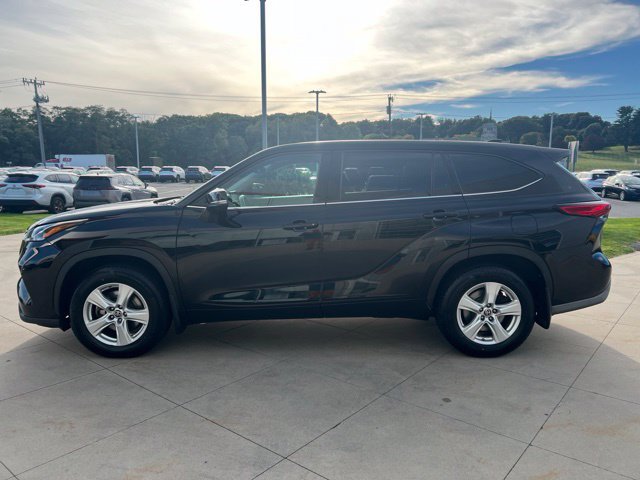 Used 2021 Toyota Highlander LE AWD/4WD image 4