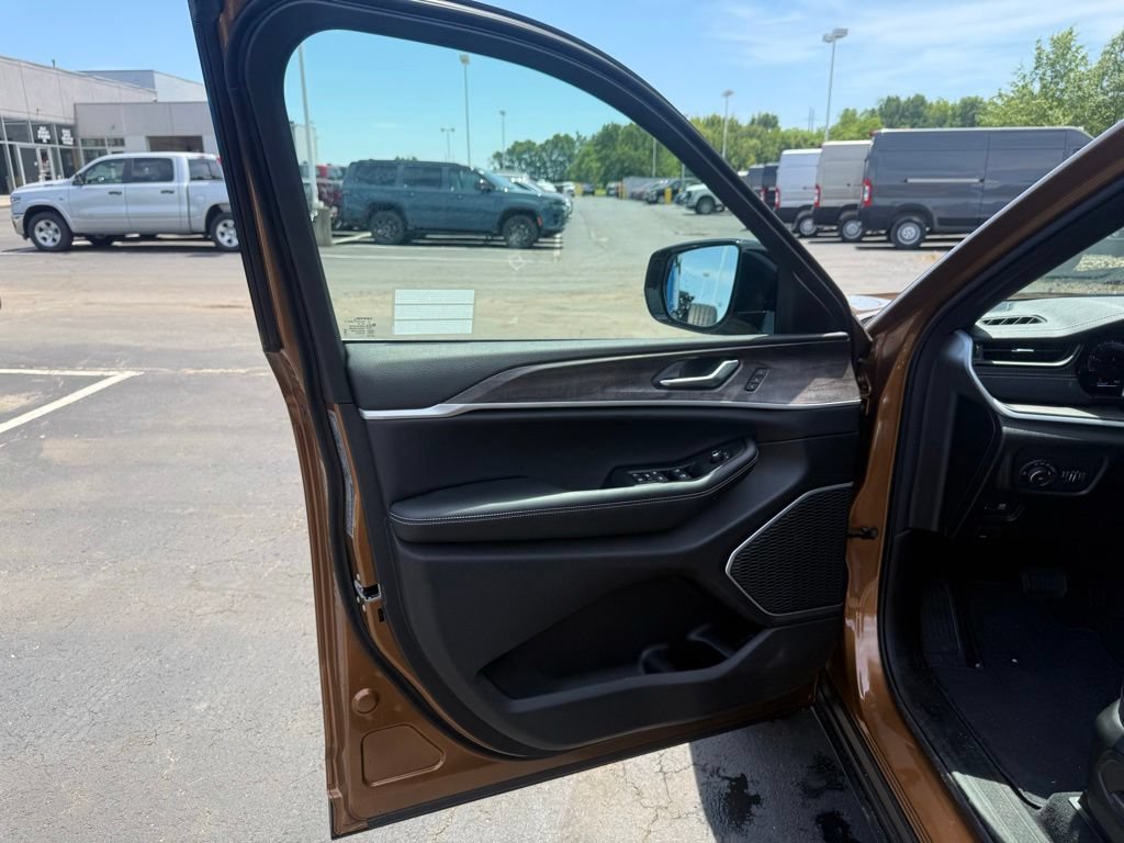 New 2026 Jeep Grand Cherokee L Limited AWD/4WD image 28