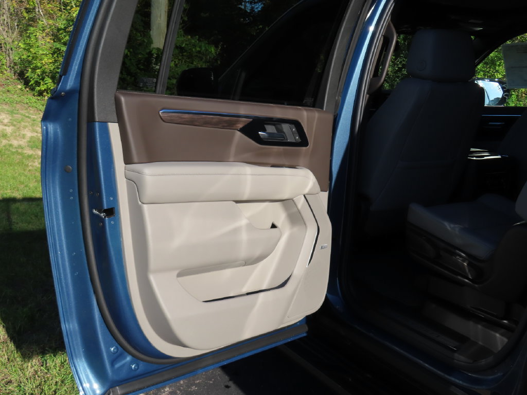 New 2027 Chevrolet Suburban LT w/ Comfort Package AWD/4WD image 31