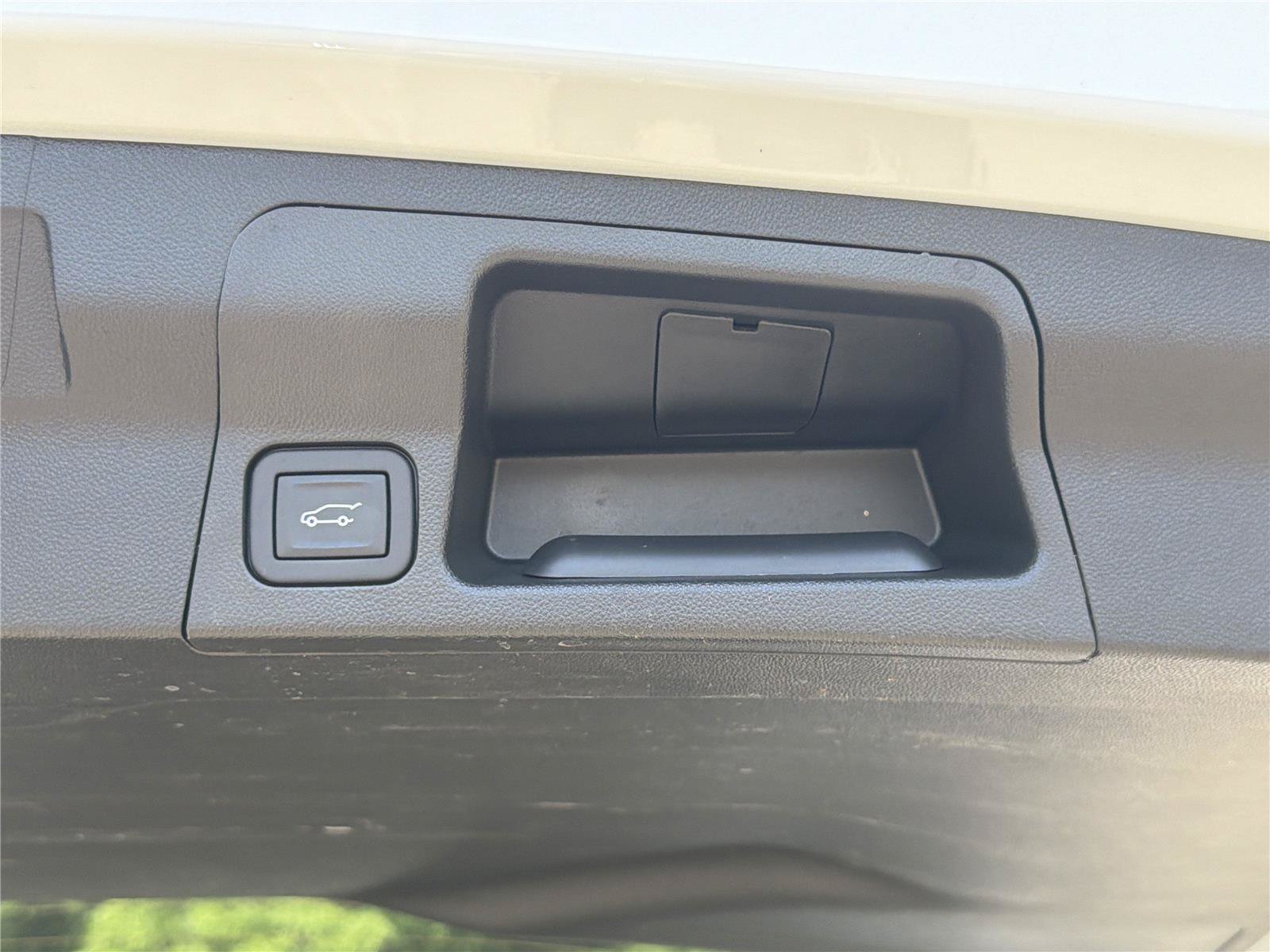 Used 2023 GMC Acadia SLE w/ Driver Convenience Package FWD image 28