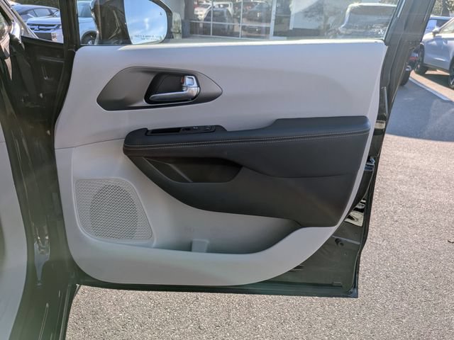 Used 2024 Chrysler Pacifica Touring-L FWD image 29