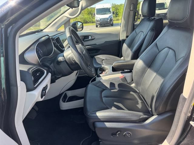 Certified 2024 Chrysler Pacifica Touring-L FWD image 22