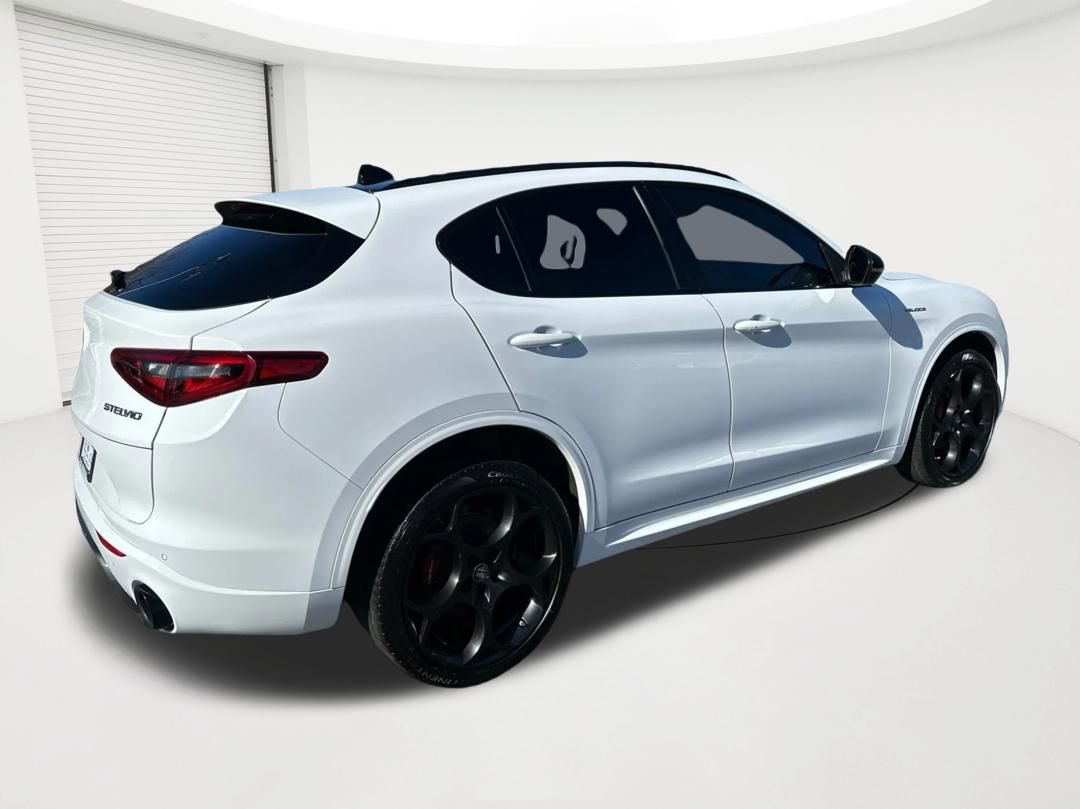Used 2022 Alfa Romeo Stelvio Veloce AWD/4WD image 5