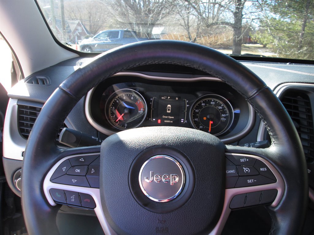 Used 2017 Jeep Cherokee Latitude w/ Comfort/Convenience Group image 12