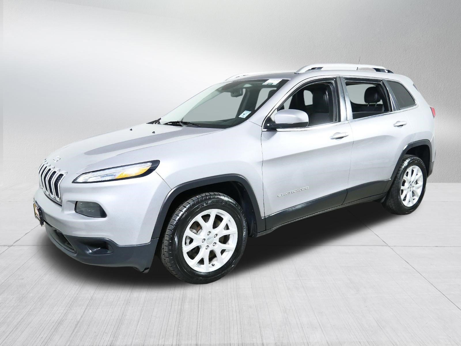 Used 2018 Jeep Cherokee Latitude Plus w/ Cold Weather Group image 3