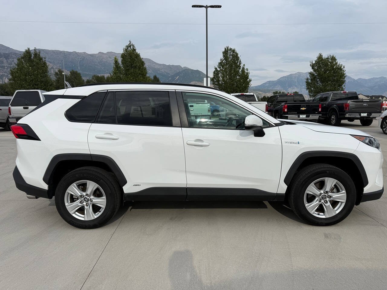 Used 2021 Toyota RAV4 XLE AWD/4WD image 2