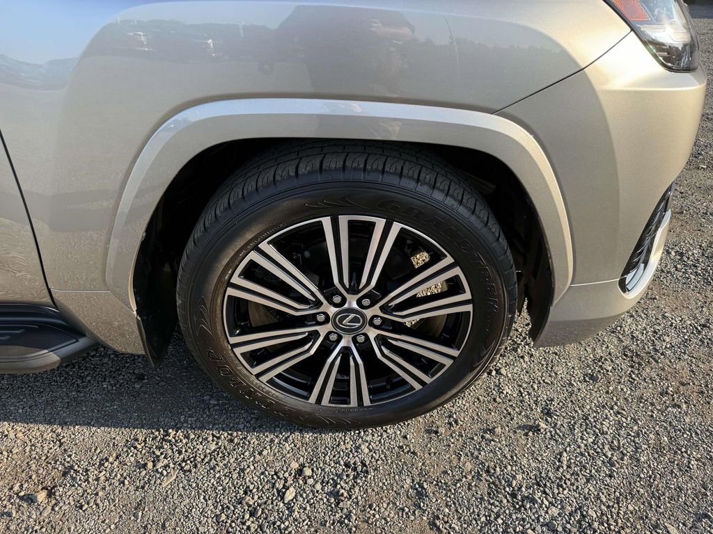 Used 2024 Lexus LX 600 4WD w/ Appearance Package image 7