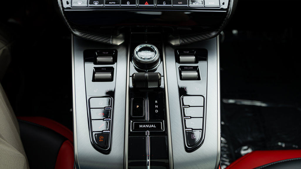 Used 2025 Aston Martin Vanquish RWD image 19