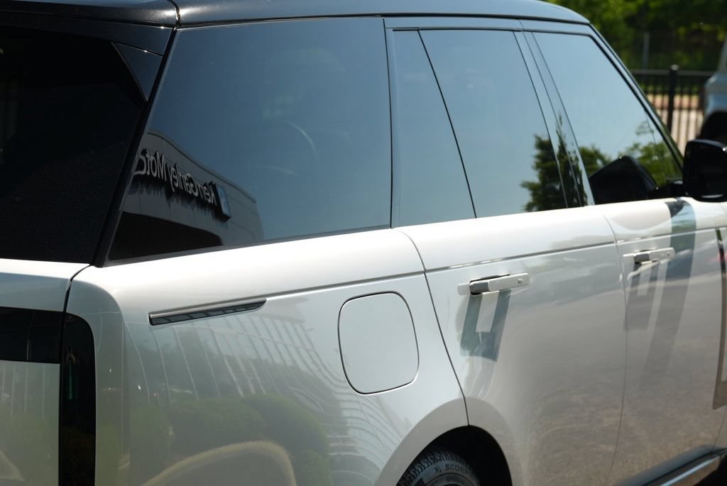 Used 2025 Land Rover Range Rover SE AWD/4WD image 19