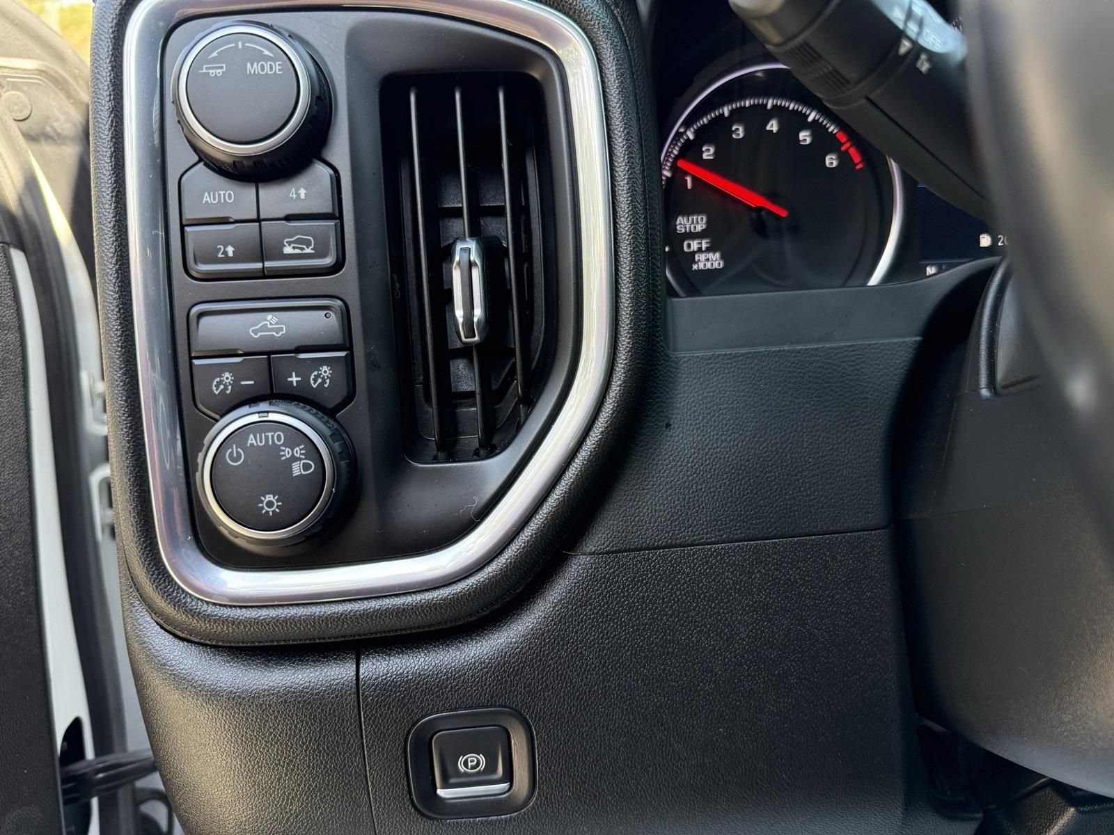 Used 2021 Chevrolet Silverado 1500 LT AWD/4WD image 21