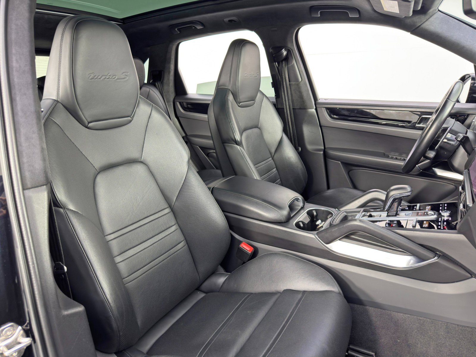 Used 2021 Porsche Cayenne Turbo S image 40