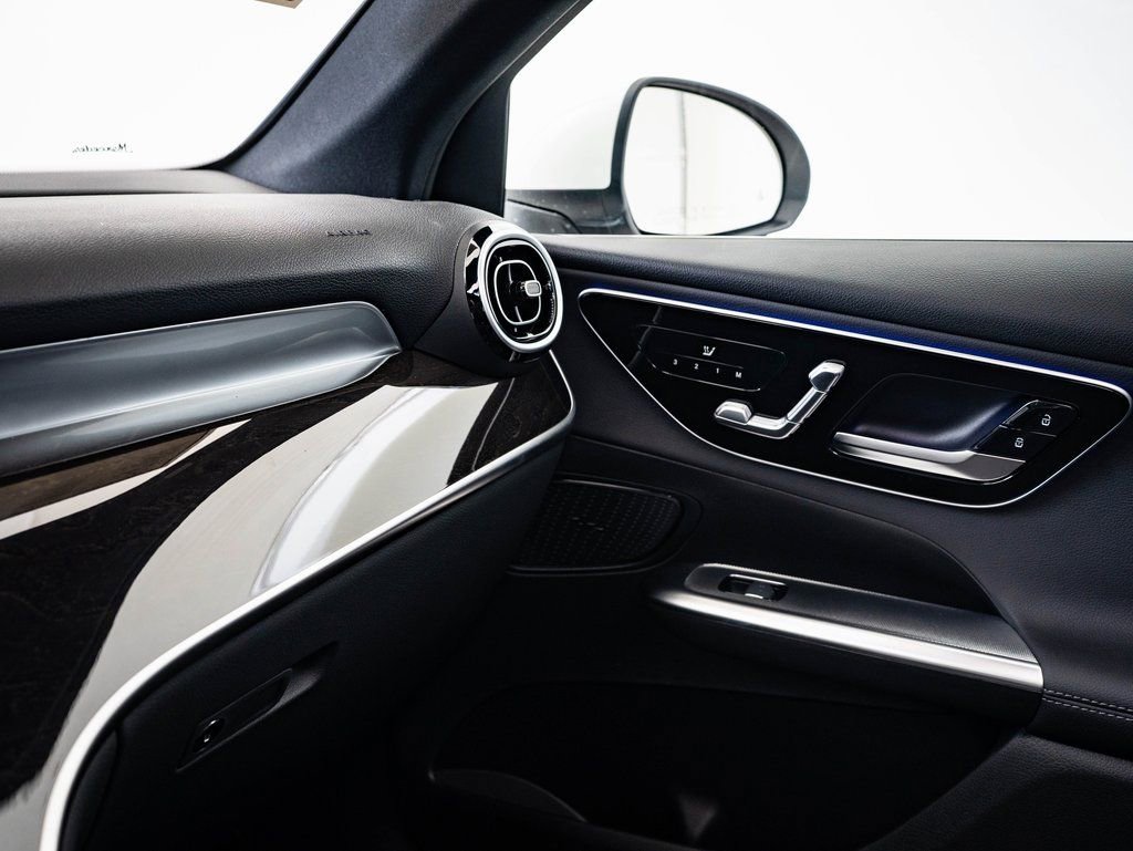 Used 2025 Mercedes-Benz GLC 300 4MATIC image 33